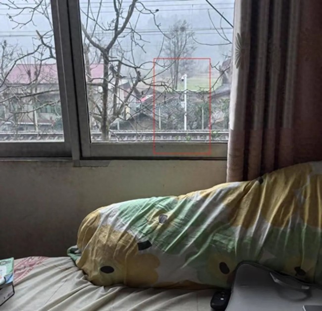 装摄像头正对卧室 隐私担忧待解凯发K8国际娱乐男子称铁路旁新(图2)